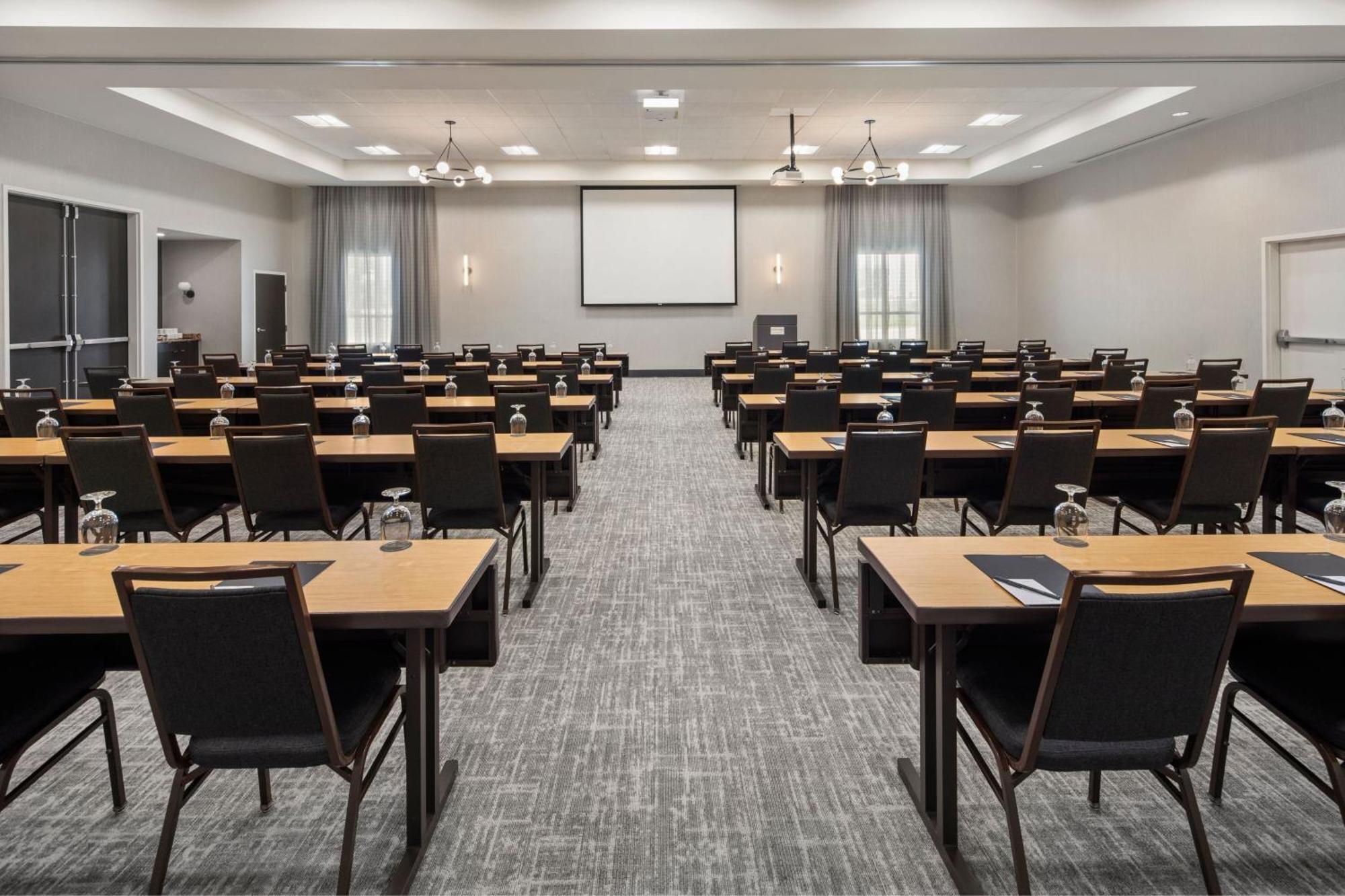 Courtyard Mankato Hotel & Event Center Exterior photo