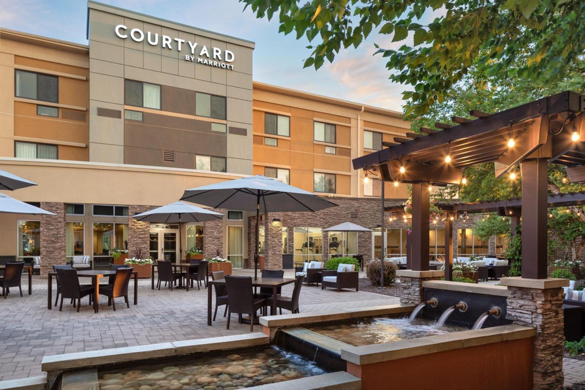 Courtyard Mankato Hotel & Event Center Exterior photo