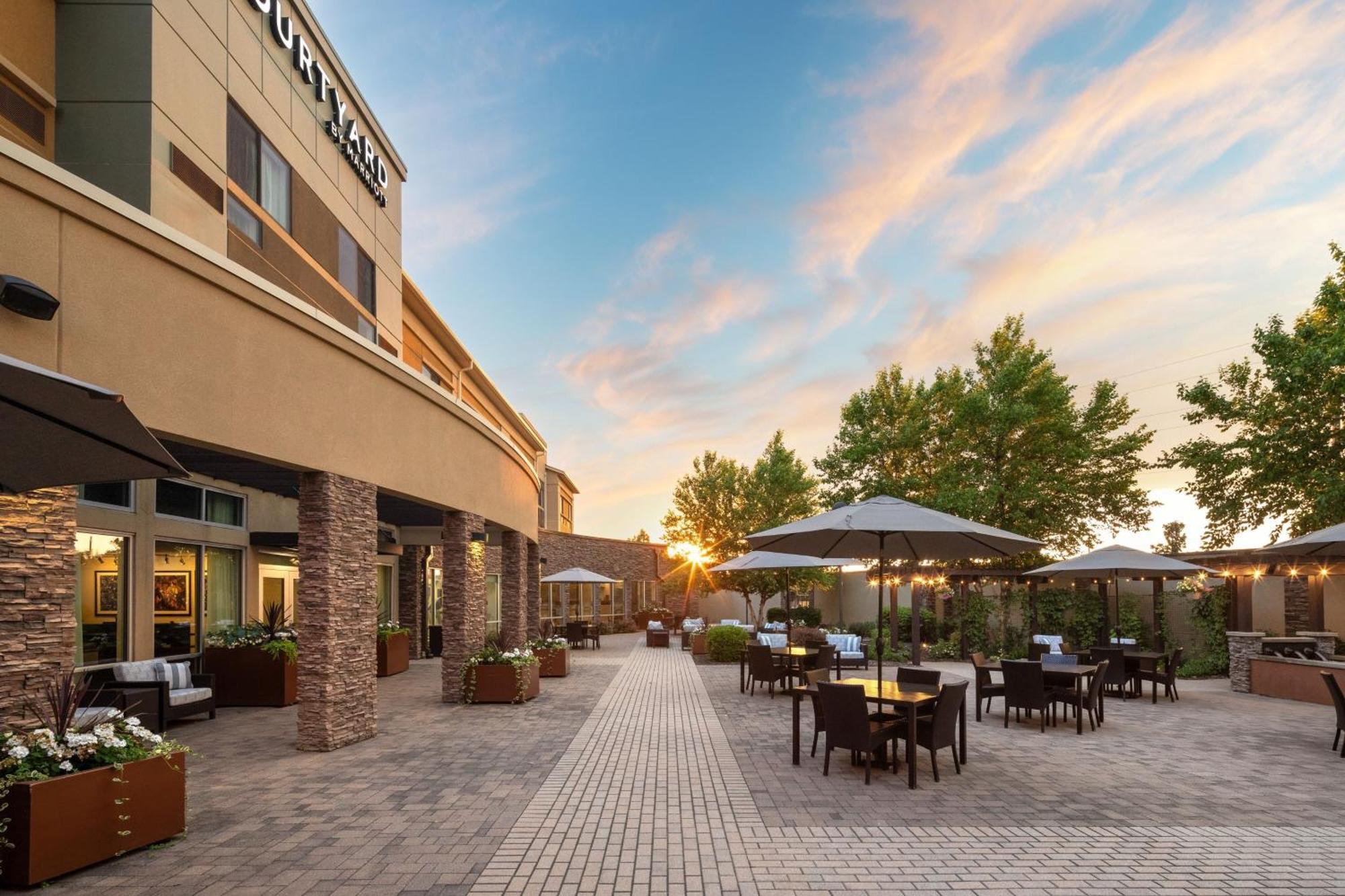 Courtyard Mankato Hotel & Event Center Exterior photo